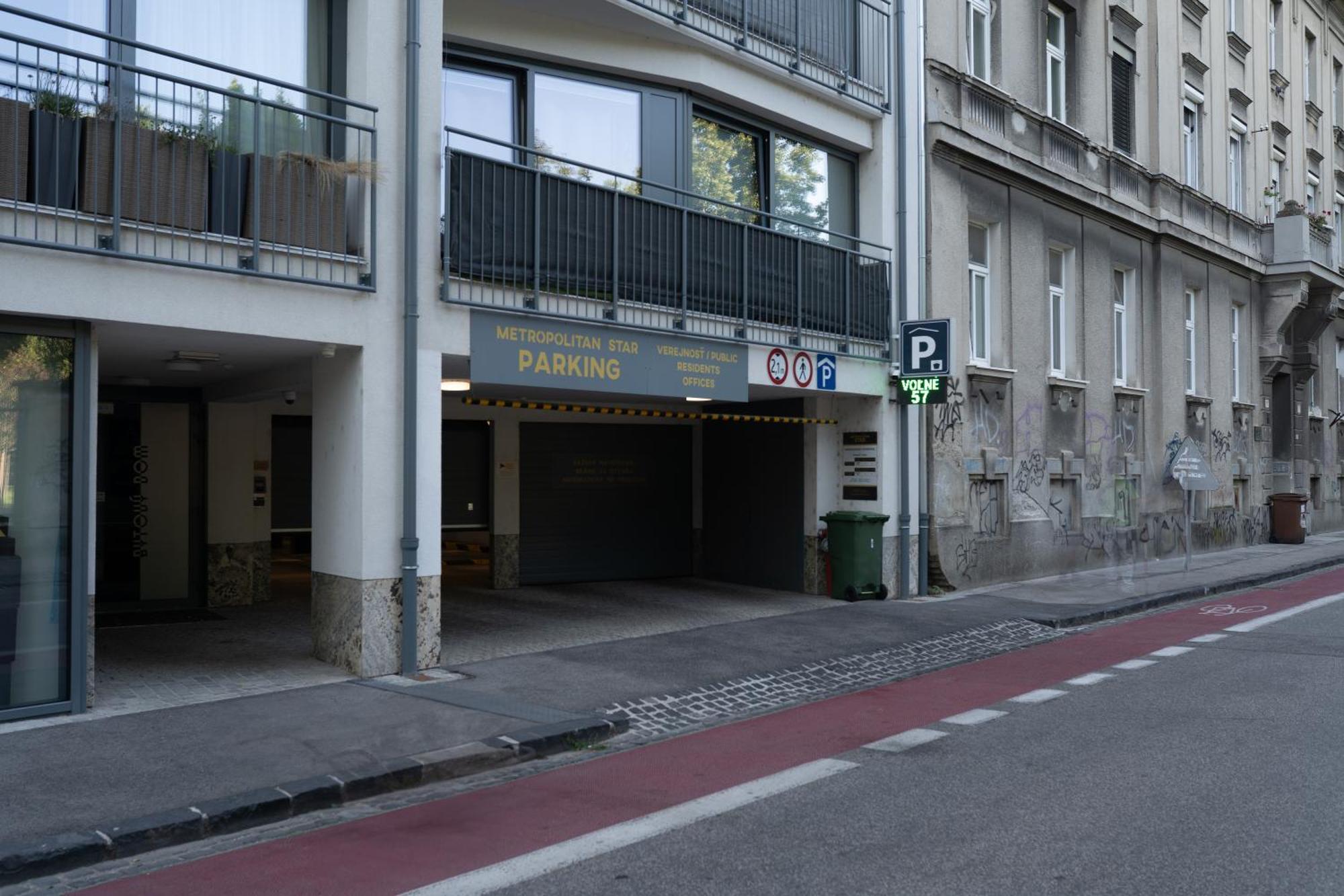 Hotel Reverie - Dependance, Check-In At Metropolitan Star Bratislava Buitenkant foto