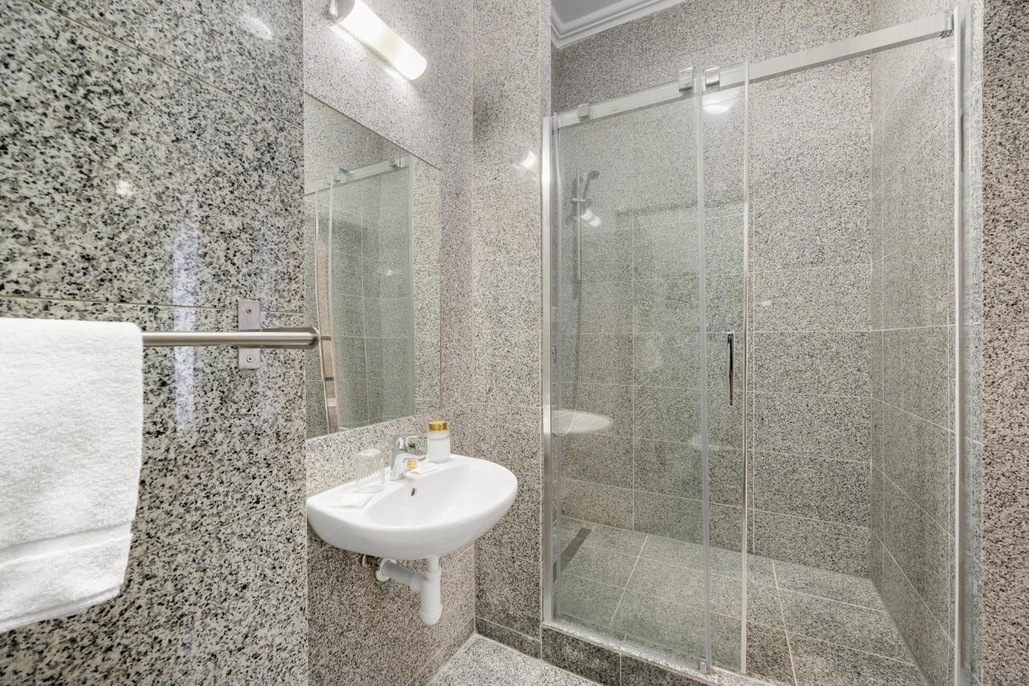 Hotel Reverie - Dependance, Check-In At Metropolitan Star Bratislava Buitenkant foto