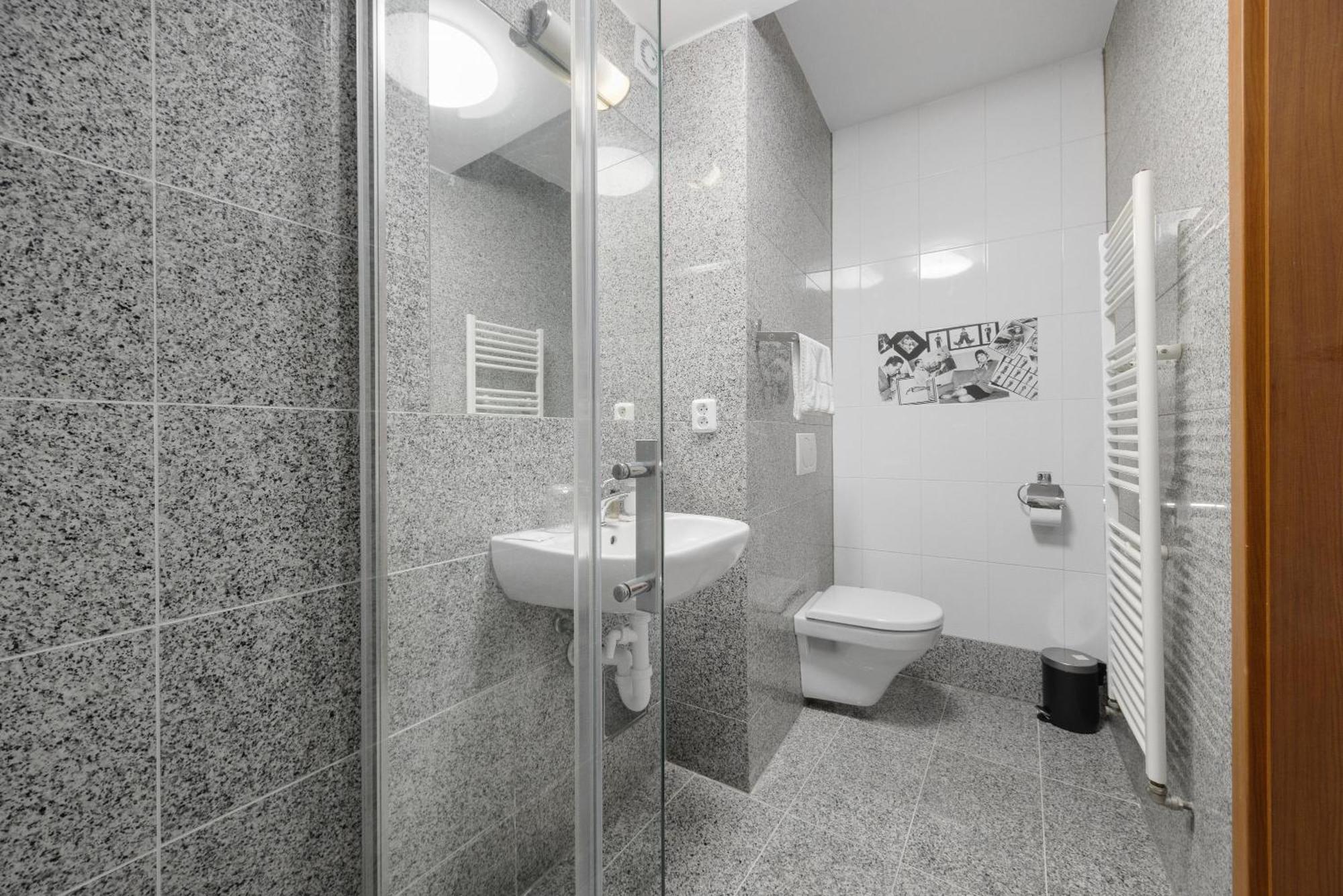Hotel Reverie - Dependance, Check-In At Metropolitan Star Bratislava Buitenkant foto