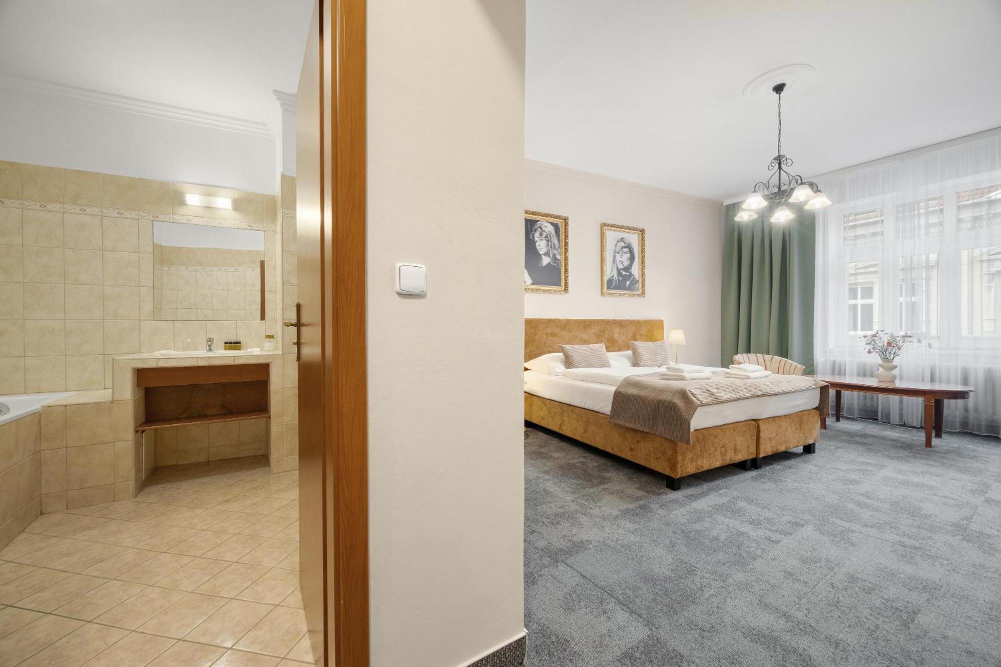 Hotel Reverie - Dependance, Check-In At Metropolitan Star Bratislava Buitenkant foto