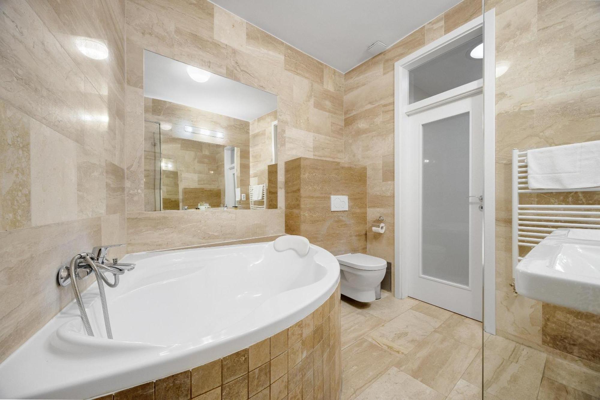 Hotel Reverie - Dependance, Check-In At Metropolitan Star Bratislava Buitenkant foto