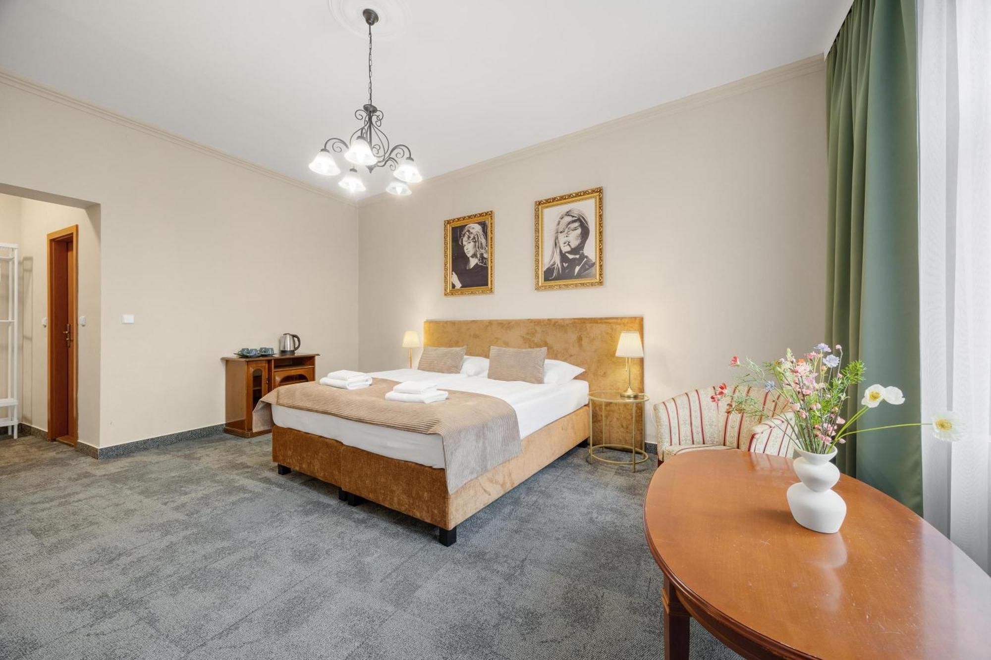 Hotel Reverie - Dependance, Check-In At Metropolitan Star Bratislava Buitenkant foto