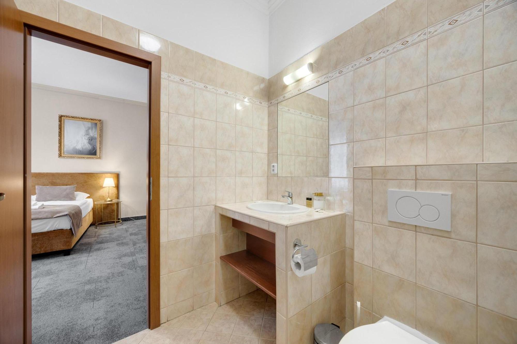 Hotel Reverie - Dependance, Check-In At Metropolitan Star Bratislava Buitenkant foto