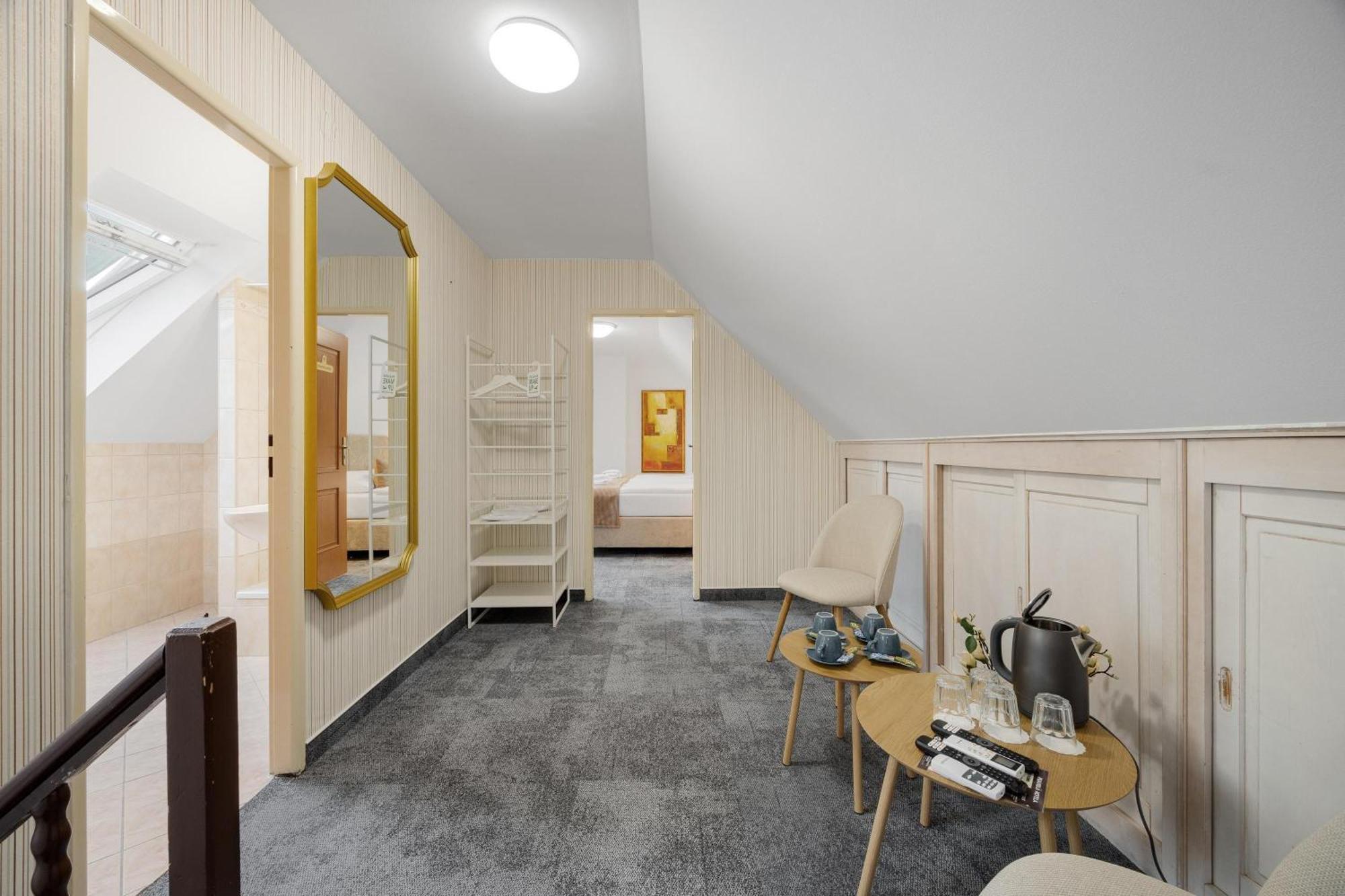 Hotel Reverie - Dependance, Check-In At Metropolitan Star Bratislava Buitenkant foto