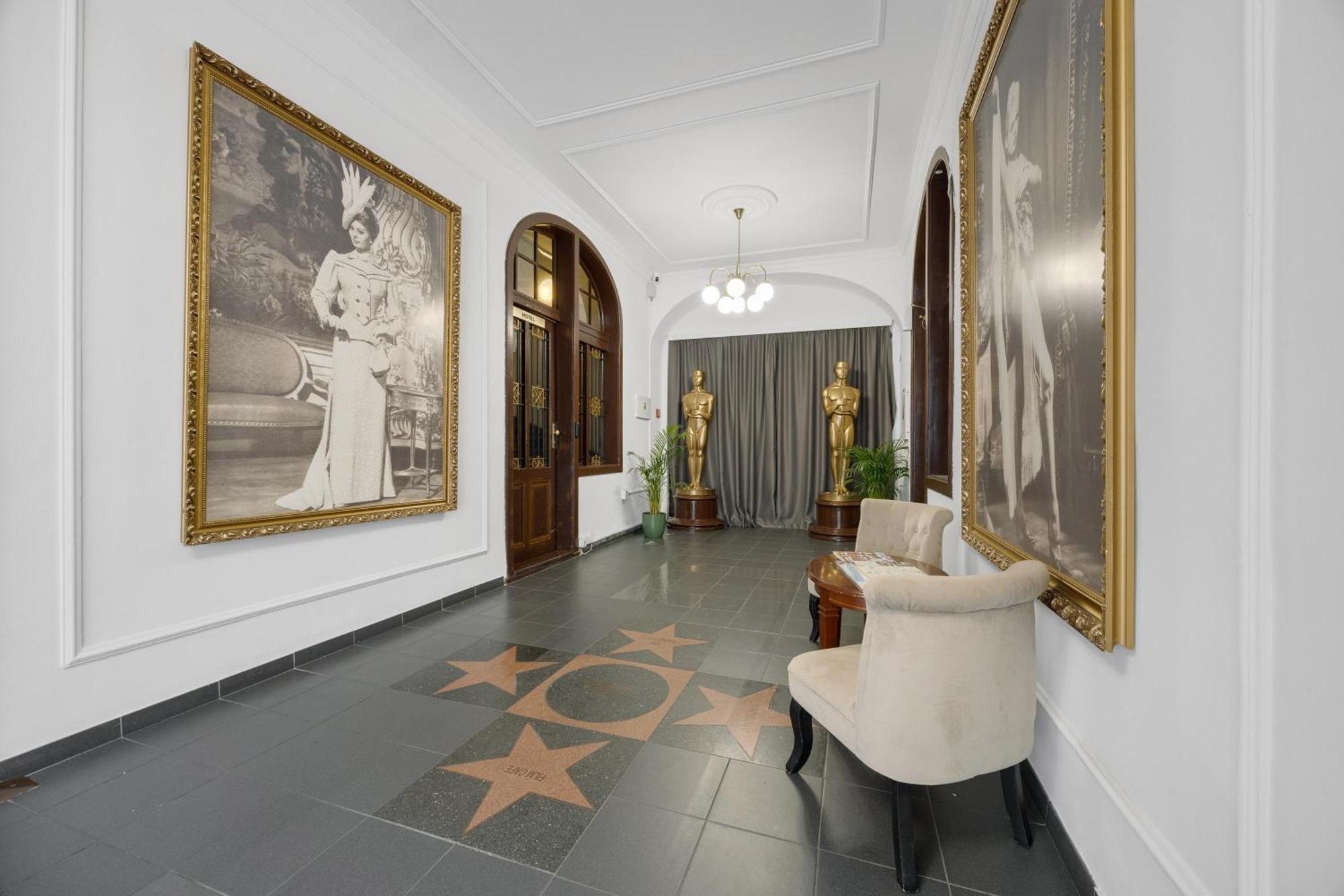 Hotel Reverie - Dependance, Check-In At Metropolitan Star Bratislava Buitenkant foto