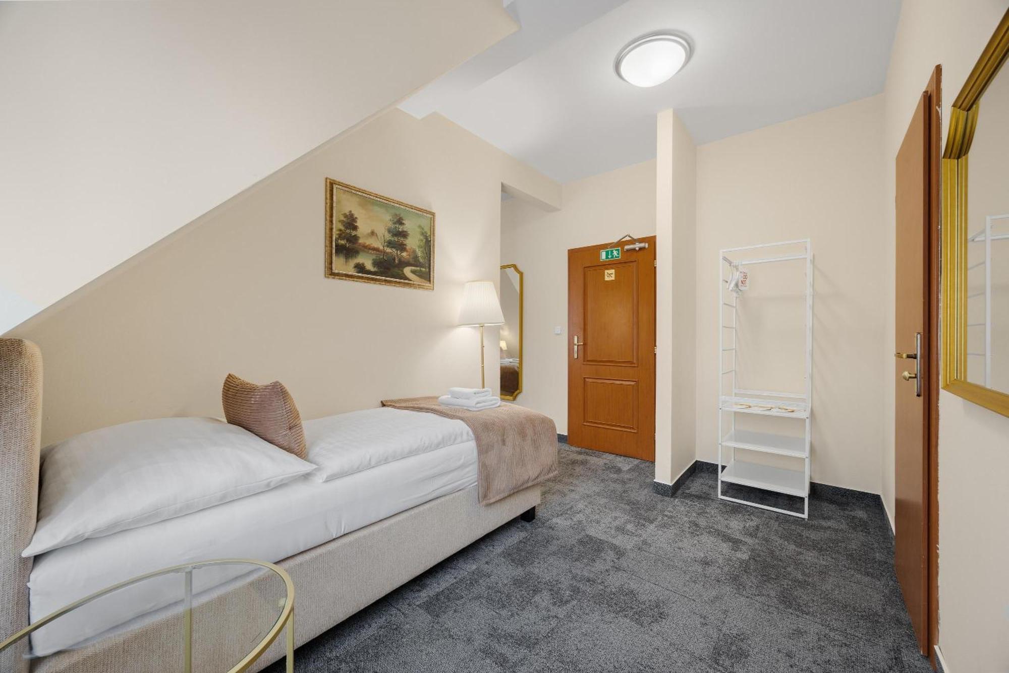 Hotel Reverie - Dependance, Check-In At Metropolitan Star Bratislava Buitenkant foto