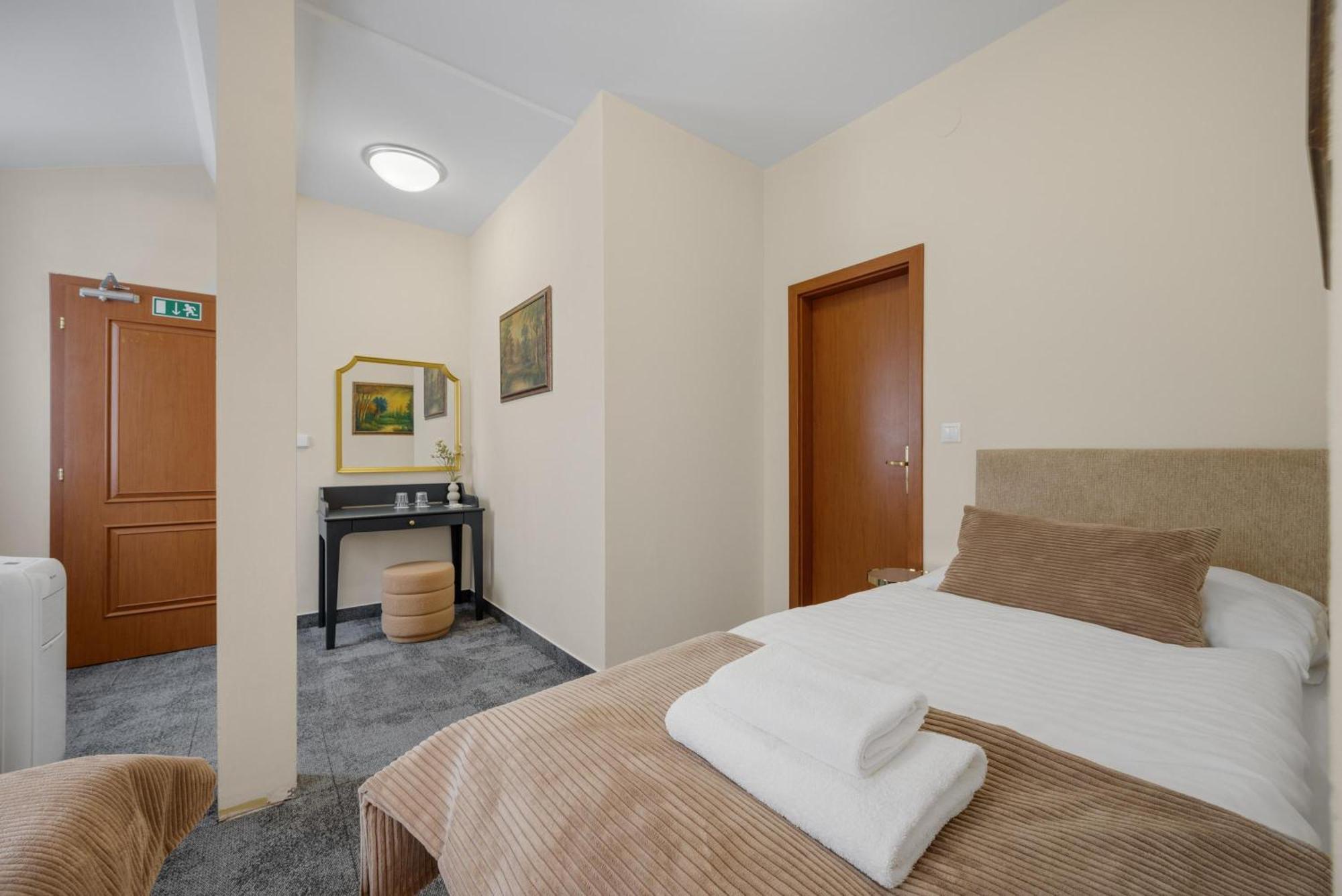 Hotel Reverie - Dependance, Check-In At Metropolitan Star Bratislava Buitenkant foto