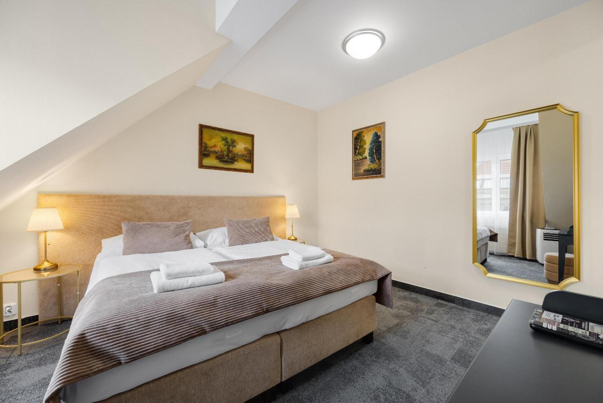 Hotel Reverie - Dependance, Check-In At Metropolitan Star Bratislava Buitenkant foto