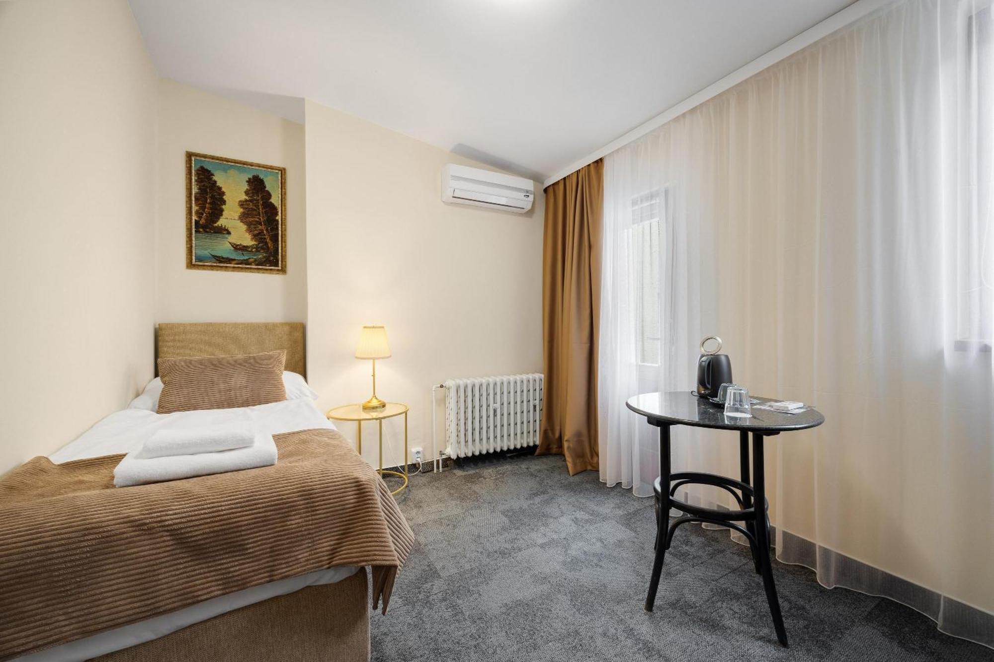 Hotel Reverie - Dependance, Check-In At Metropolitan Star Bratislava Buitenkant foto
