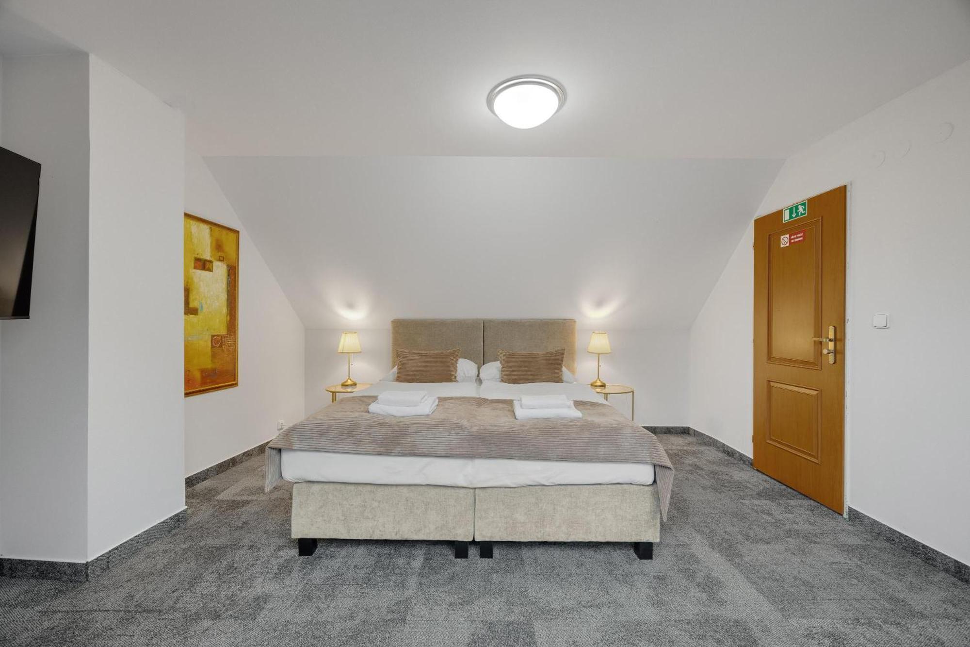 Hotel Reverie - Dependance, Check-In At Metropolitan Star Bratislava Buitenkant foto