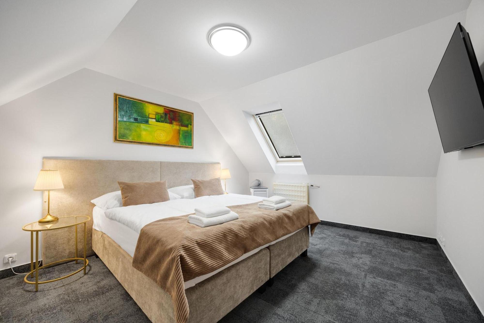 Hotel Reverie - Dependance, Check-In At Metropolitan Star Bratislava Buitenkant foto