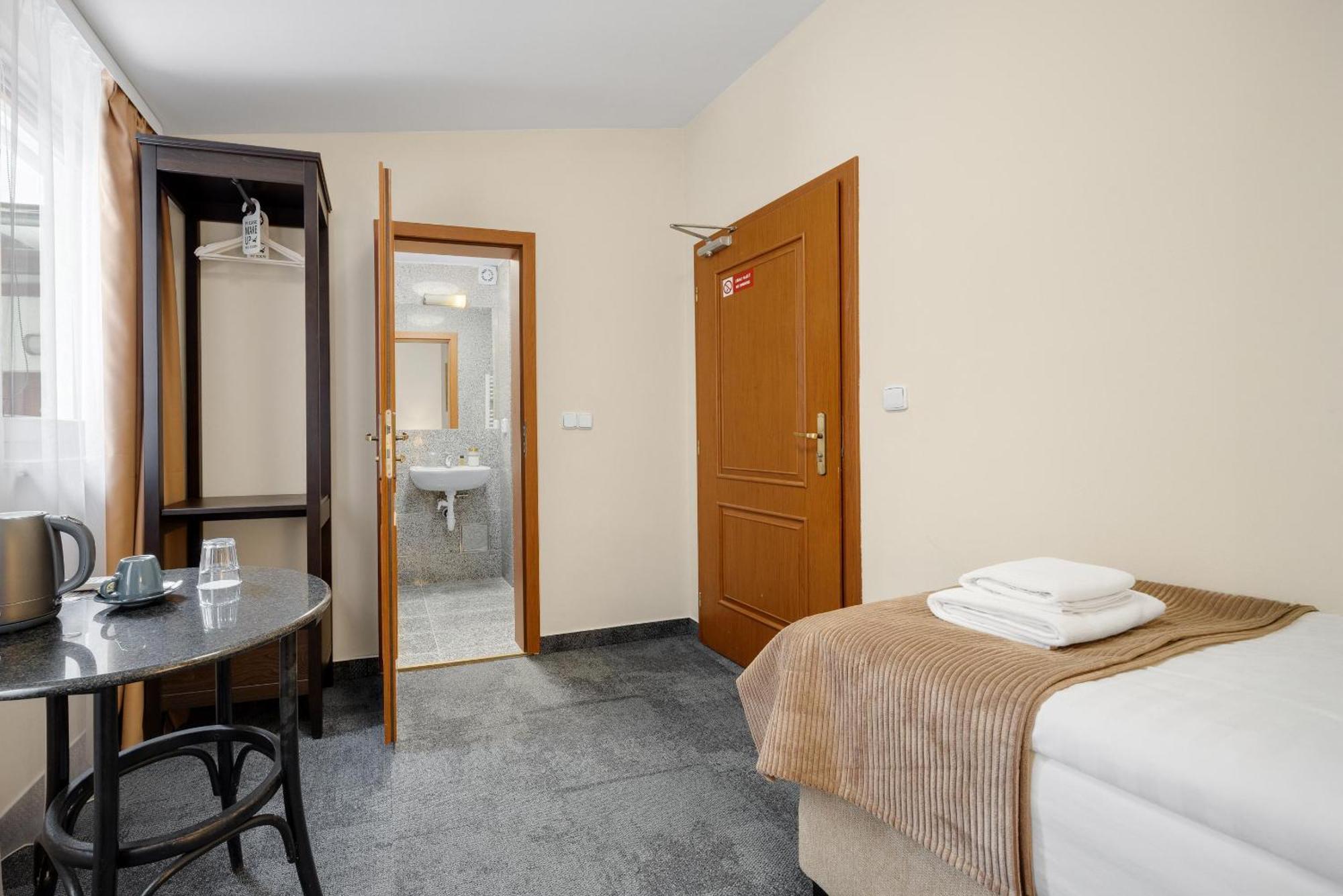 Hotel Reverie - Dependance, Check-In At Metropolitan Star Bratislava Buitenkant foto