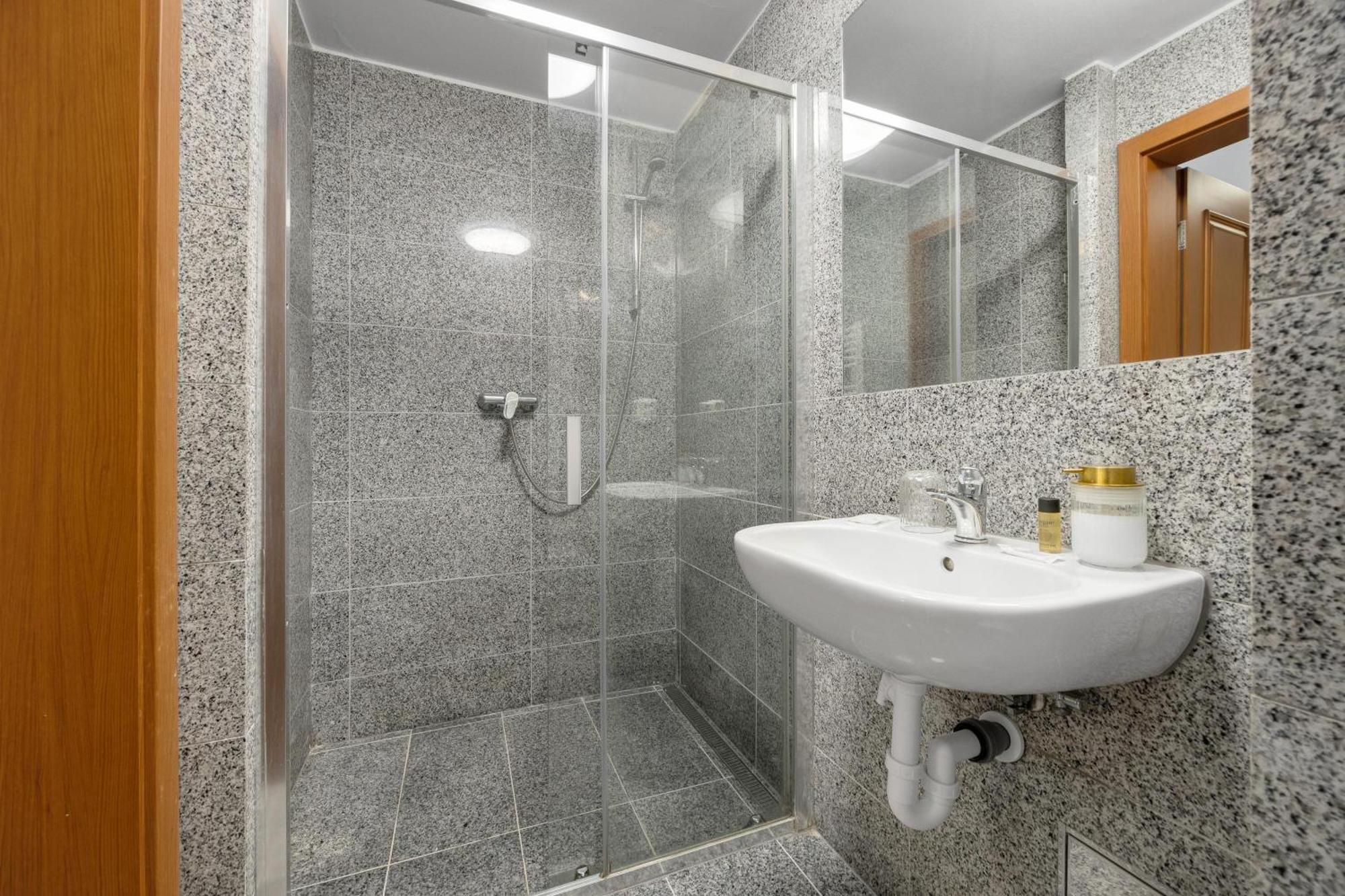 Hotel Reverie - Dependance, Check-In At Metropolitan Star Bratislava Buitenkant foto