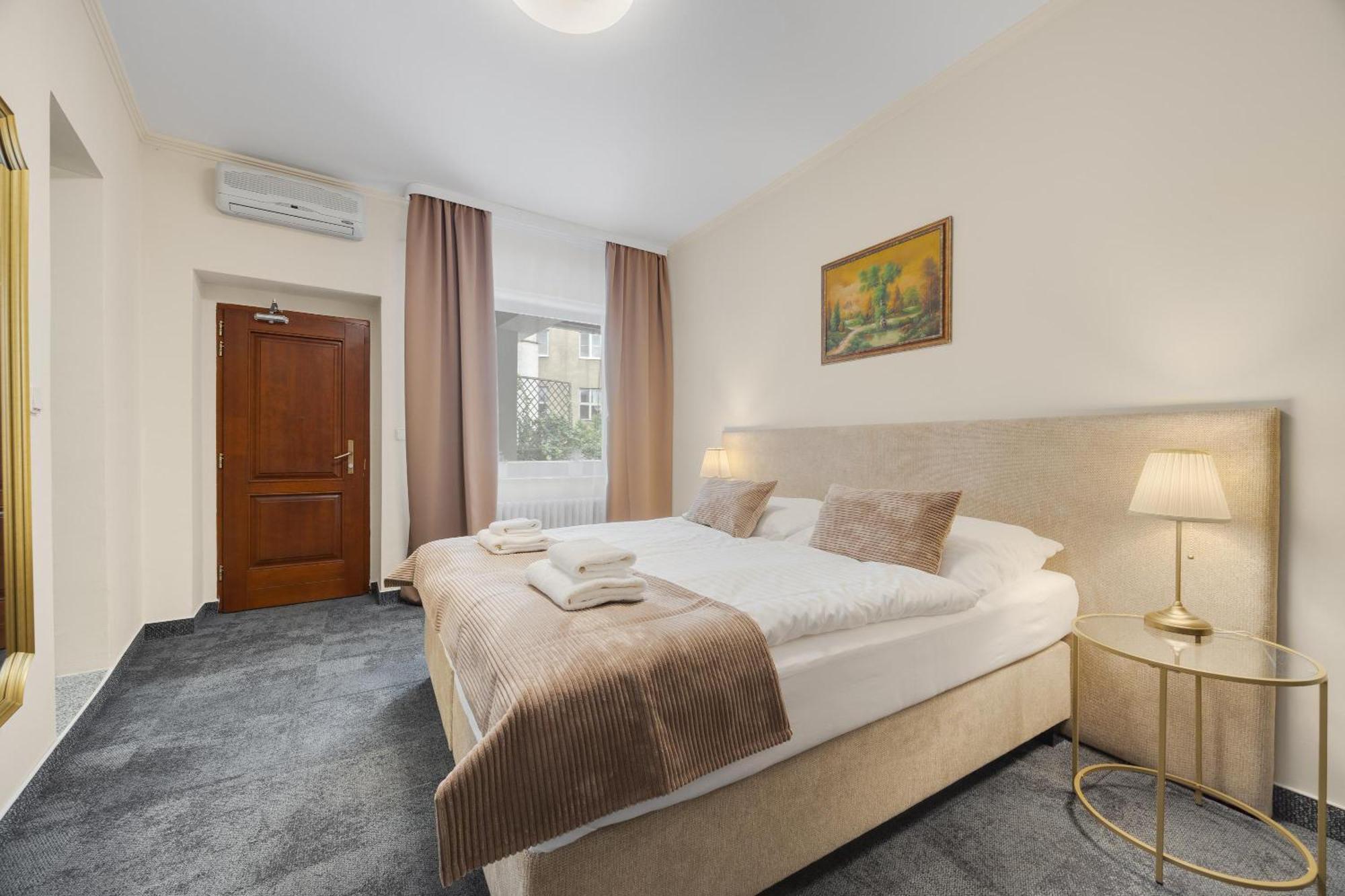 Hotel Reverie - Dependance, Check-In At Metropolitan Star Bratislava Buitenkant foto